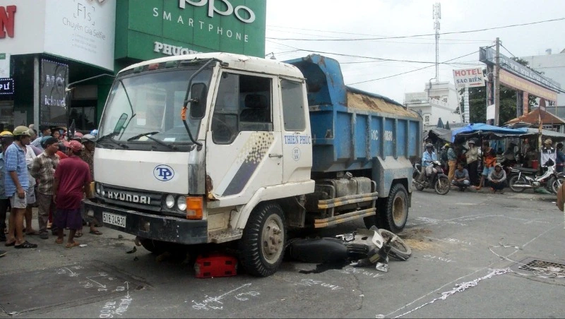 Chiếc xe tải cuốn xe máy có hai người ngồi trên vào gầm khiến một người phụ nữ tử vong. 